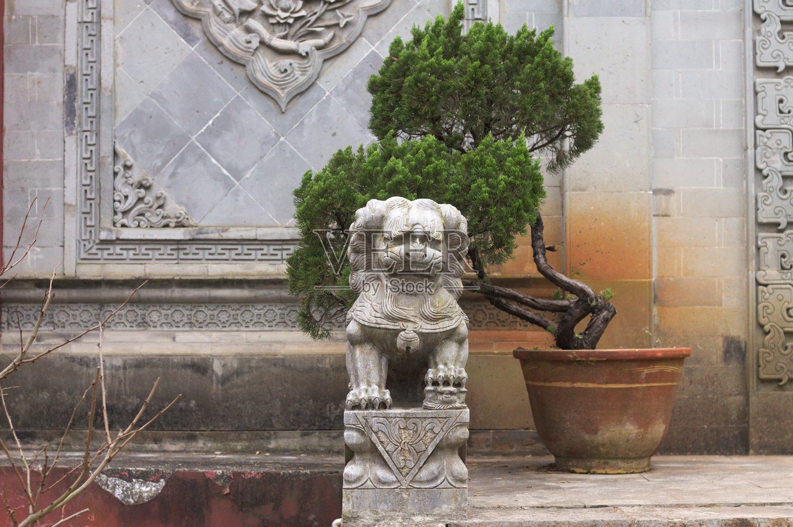 中国寺庙花园中的狮子雕塑(中国云南昆明)照片摄影图片