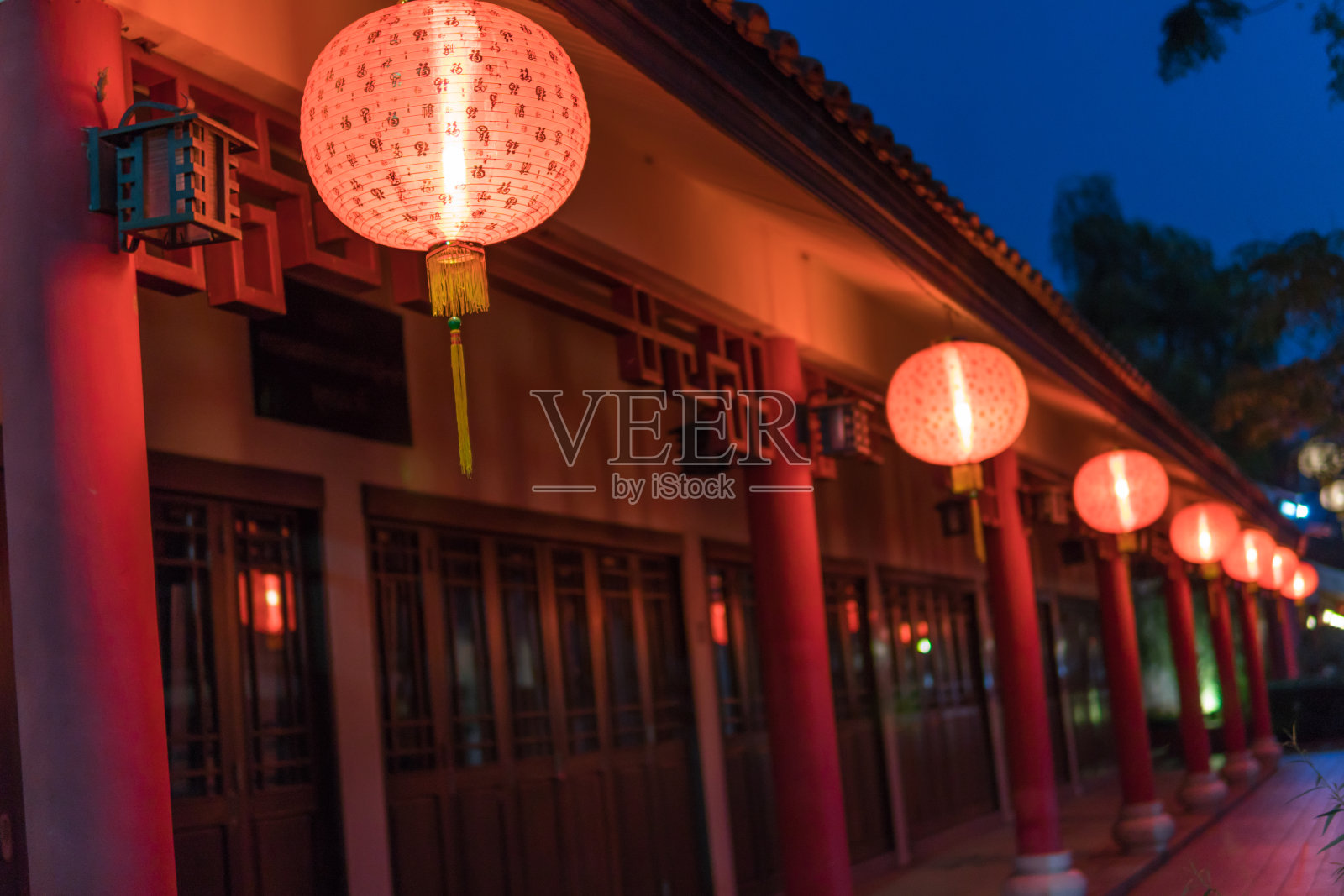 晚上红色的中国灯笼。新年灯快乐。春节期间的中国灯笼照片摄影图片