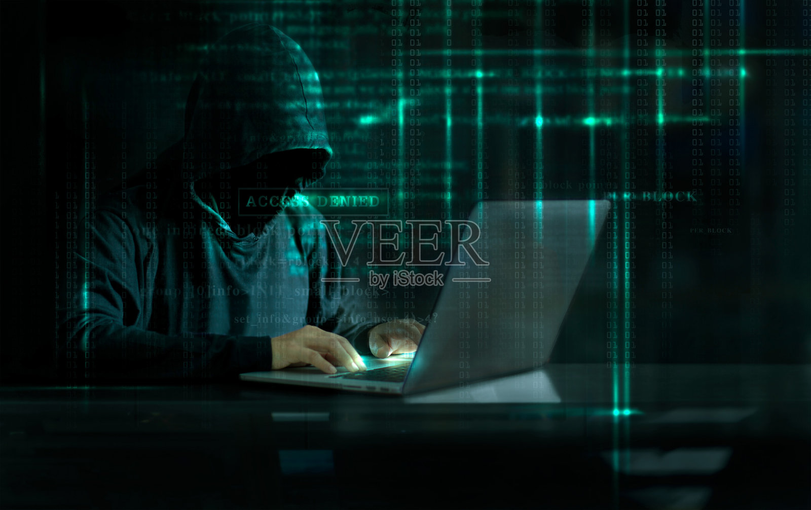 网络攻击黑客使用带有代码的计算机对数字暗背景进行攻击。安全体系与网络犯罪概念。照片摄影图片