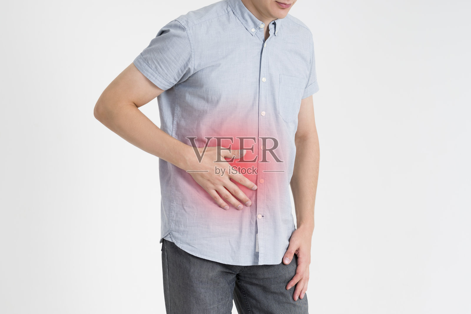 腹部疼痛的男人，灰色背景上的胃部疼痛照片摄影图片