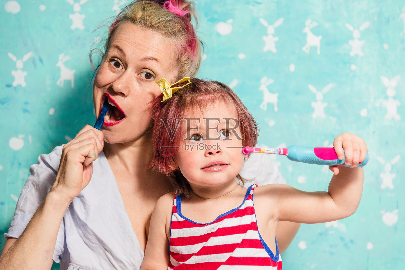 牙刷。妈妈教小女儿刷牙照片摄影图片
