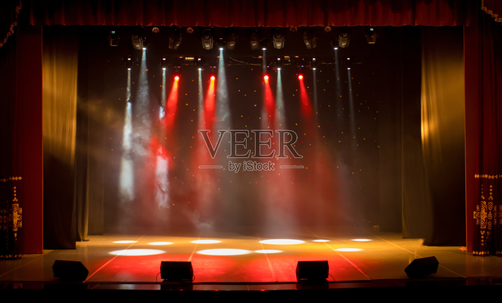 舞台被聚光灯和从观众席冒出的烟雾照亮的剧场舞台照片摄影图片