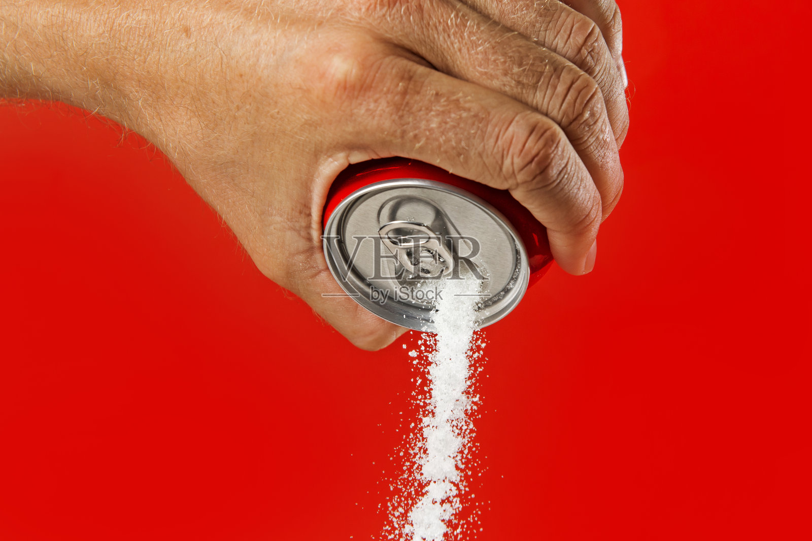 男士手捧提神饮料可以倒糖流中甜味和卡路里含量的苏打水和能量饮料的概念照片摄影图片