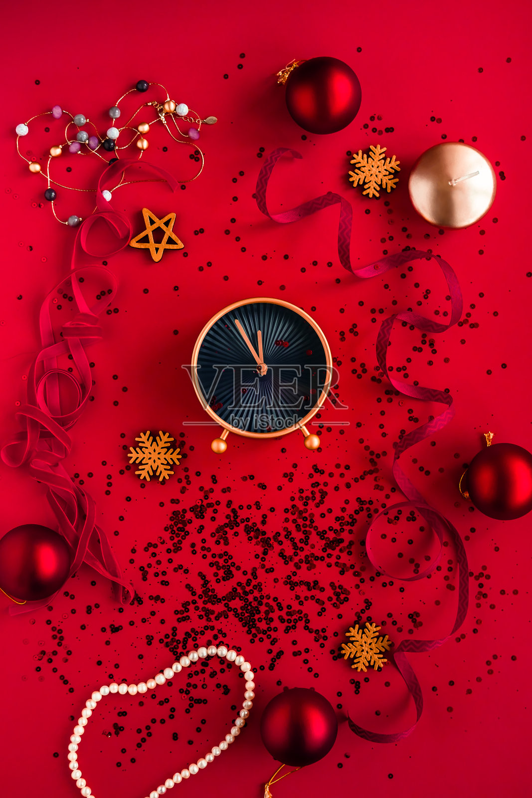 新年的平铺在红色的背景上照片摄影图片