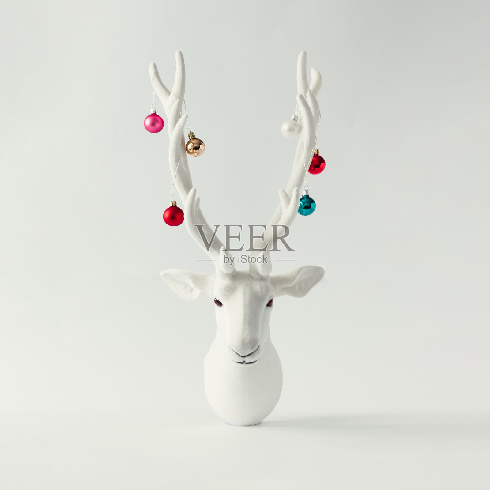 白色的圣诞驯鹿头，鹿角和圣诞装饰物。新年的概念。照片摄影图片