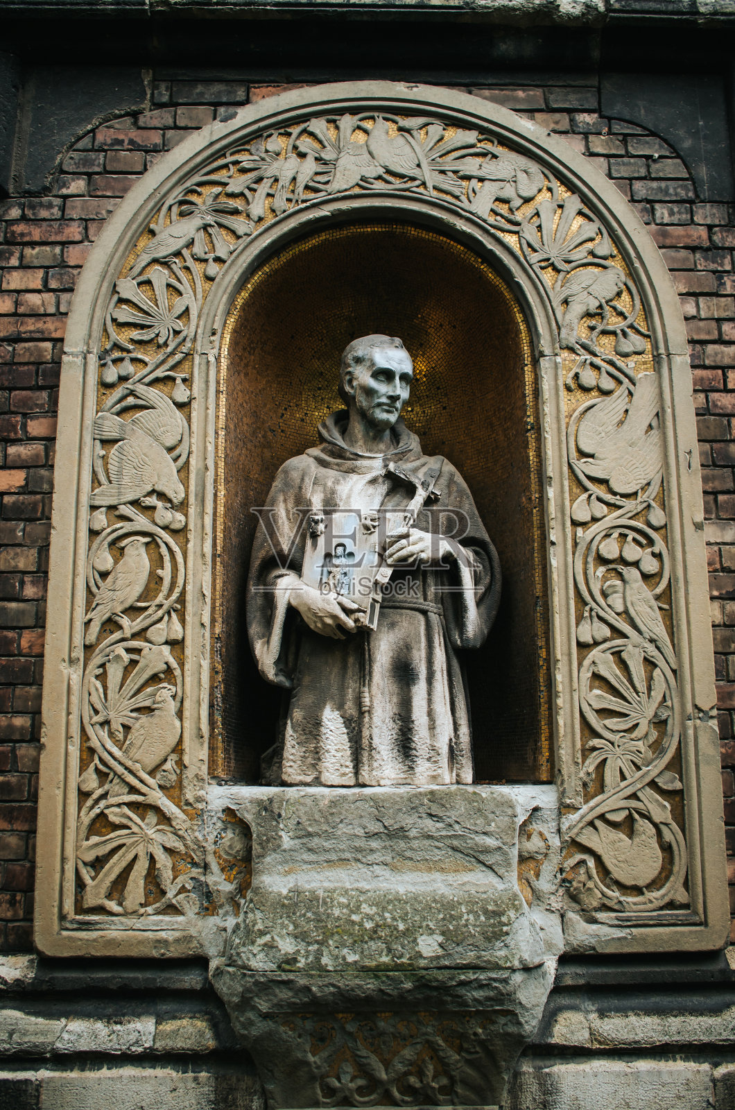 匈牙利布达佩斯巴卡特广场，阿西西森特费伦茨天主教堂墙上的雕像照片摄影图片
