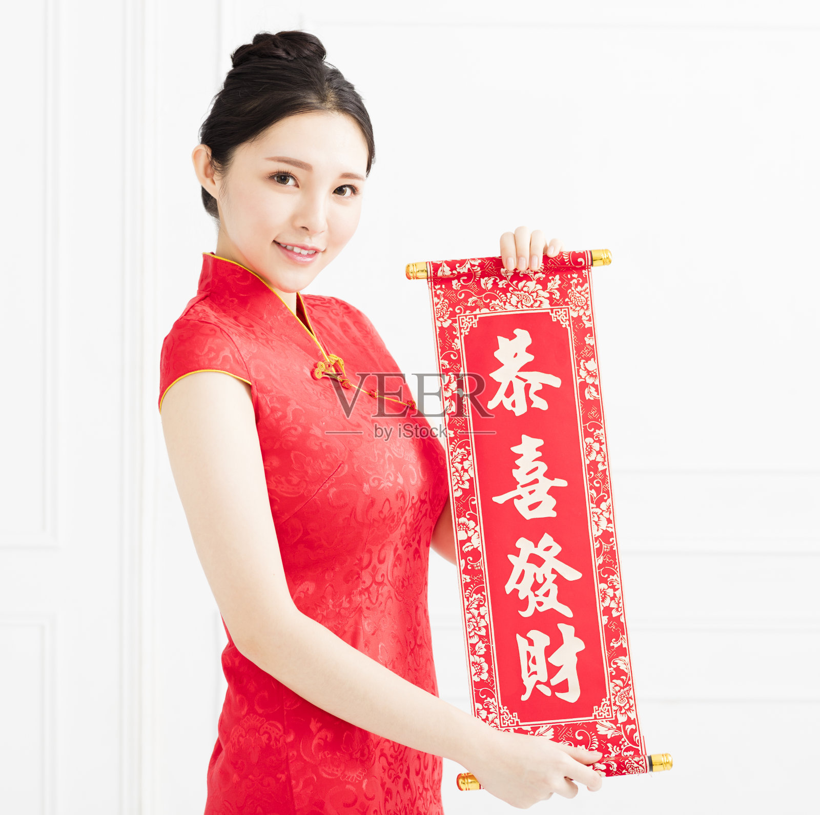 年轻的亚洲妇女展示红色的对联。春节快乐照片摄影图片