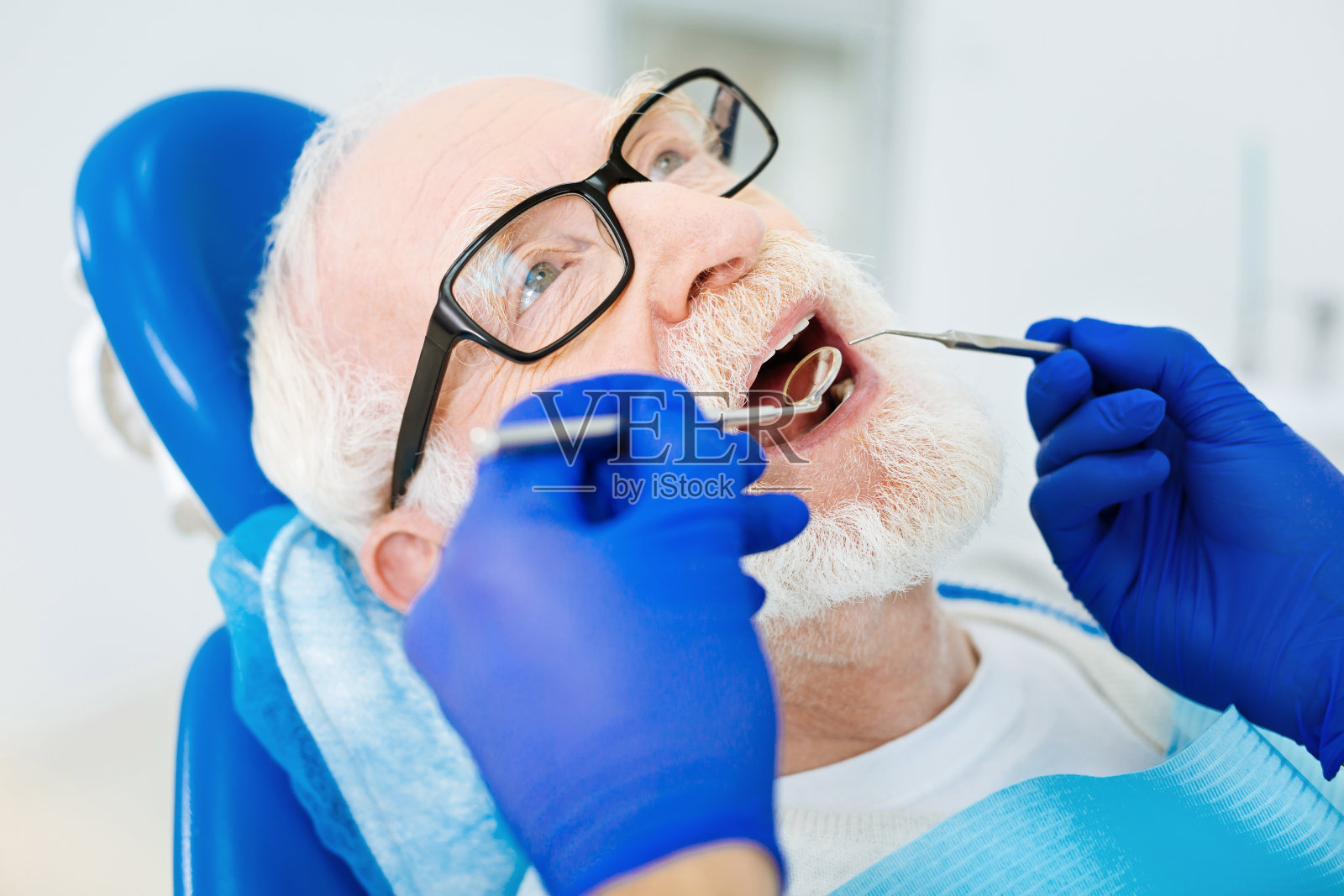 病人进行牙科治疗的特写照片摄影图片