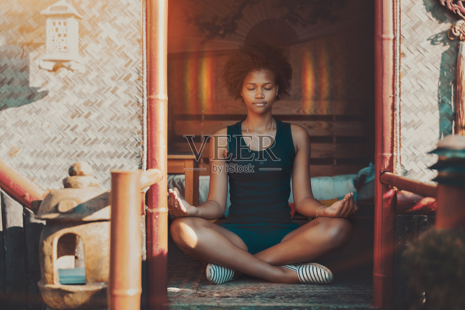 黑人女孩在冥想中达到涅槃照片摄影图片