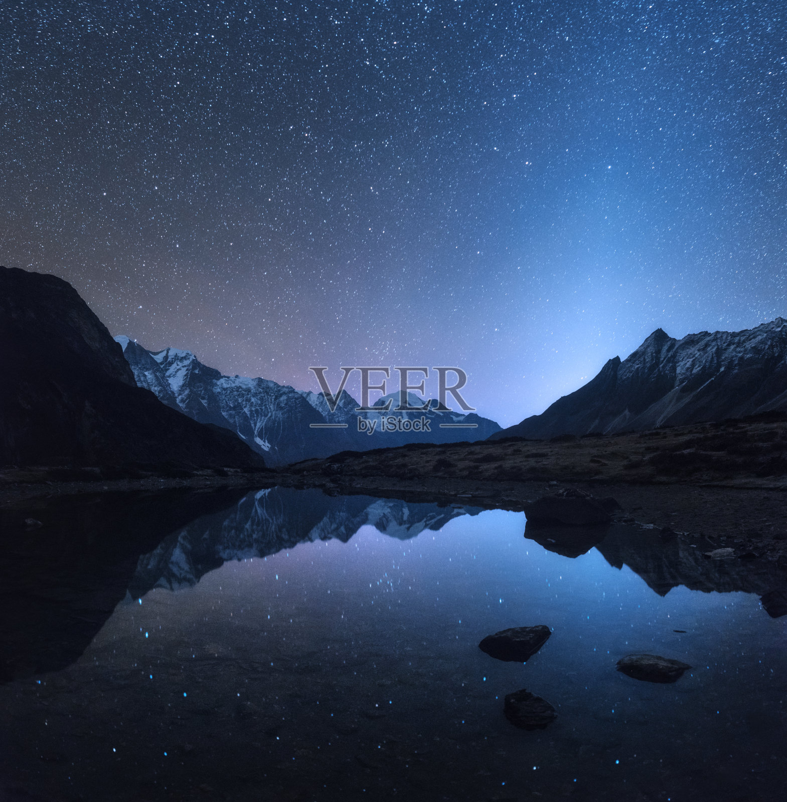 尼泊尔的星空。令人惊叹的夜景与山和湖。景观与高岩石与雪峰和天空与星星倒映在尼泊尔的水。旅行在喜马拉雅山脉。空间背景照片摄影图片