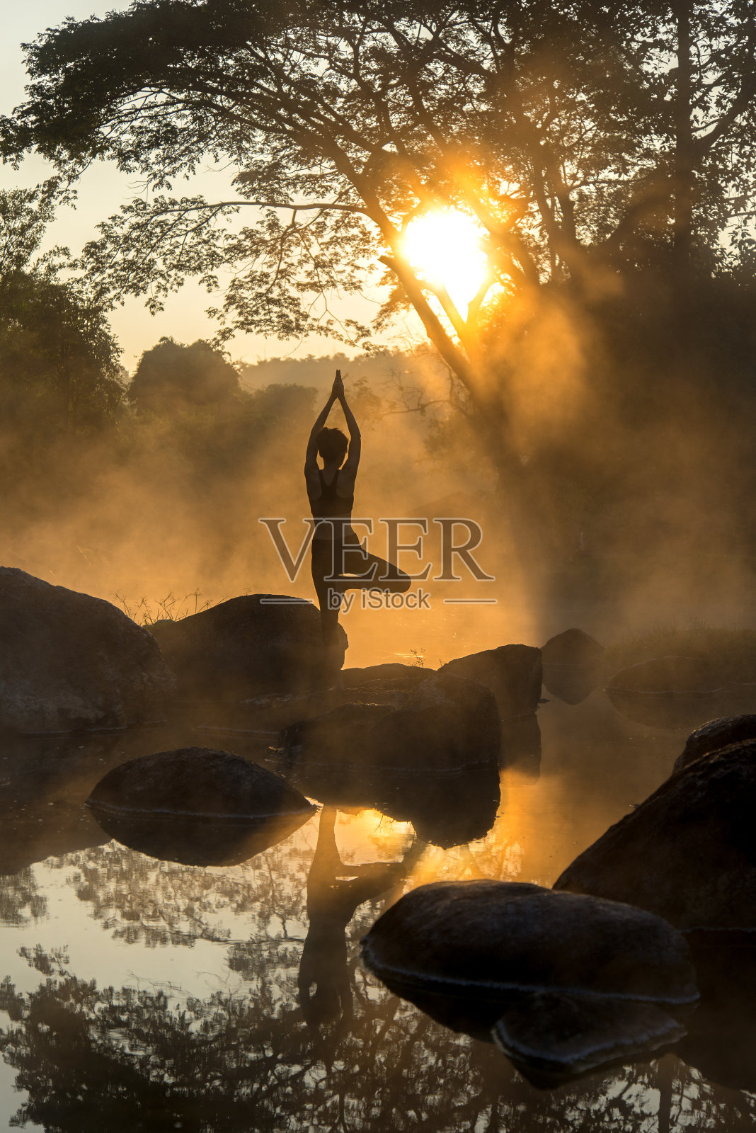早上在温泉公园，一个美丽的瑜伽女人的剪影，照片摄影图片