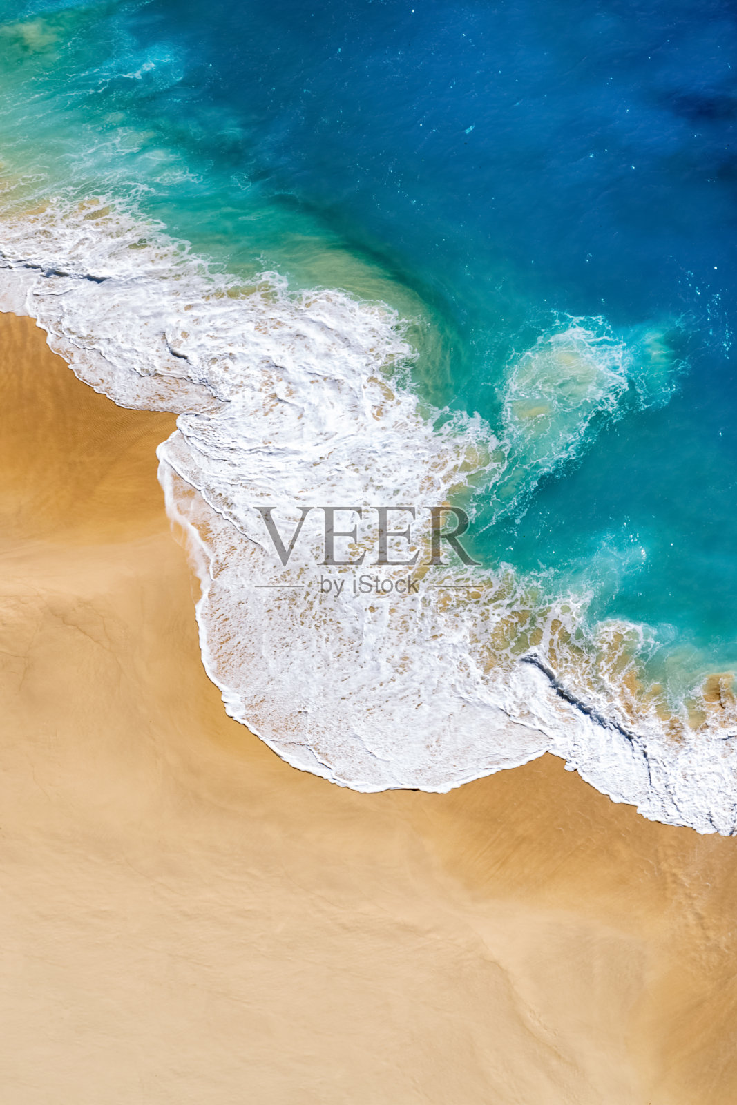 鸟瞰图热带沙滩和蓝色的海洋照片摄影图片