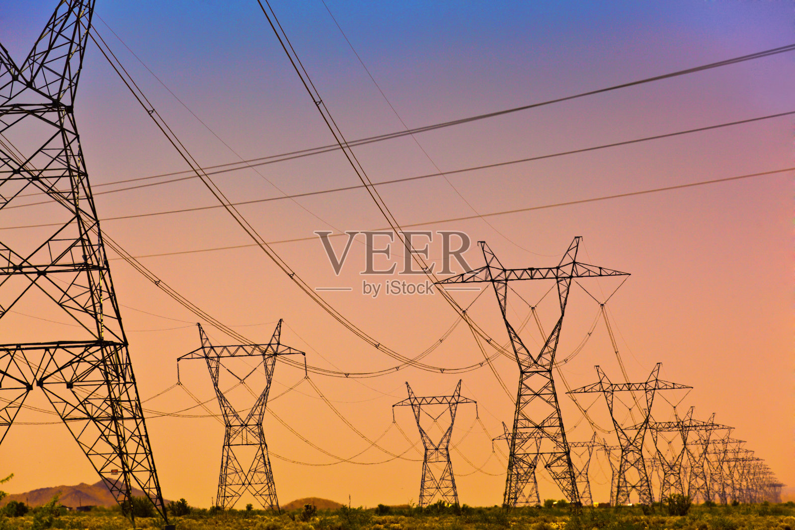 电力线路和输电塔，日落时的电网照片摄影图片