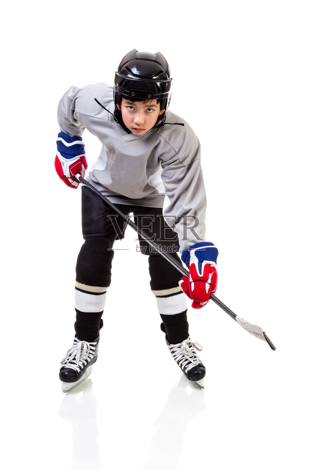 少年冰球运动员孤立在白色背景照片摄影图片