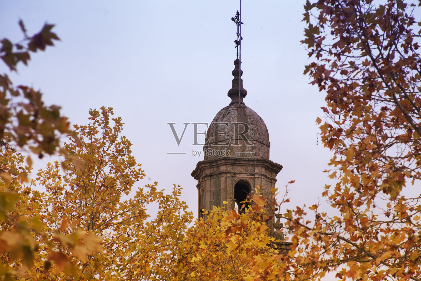 圣贝尼托教堂钟楼秋天的时间，西班牙阿拉里兹。照片摄影图片