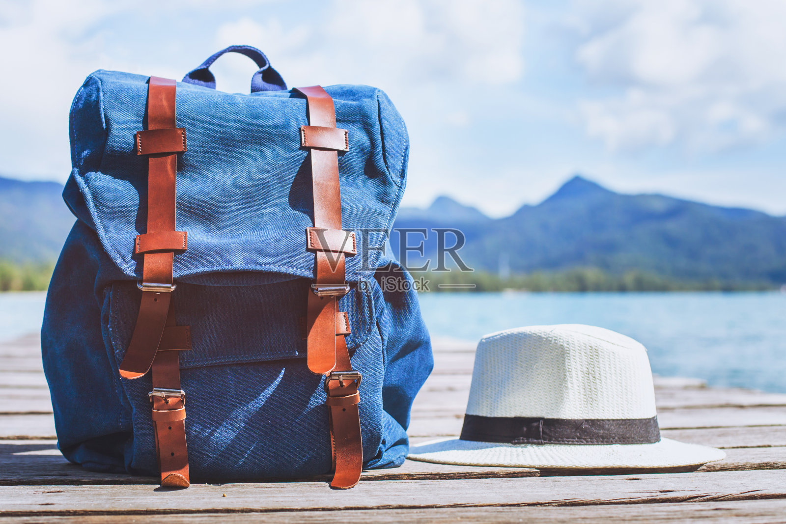 旅行者背包和帽子，旅行背景与复印空间照片摄影图片