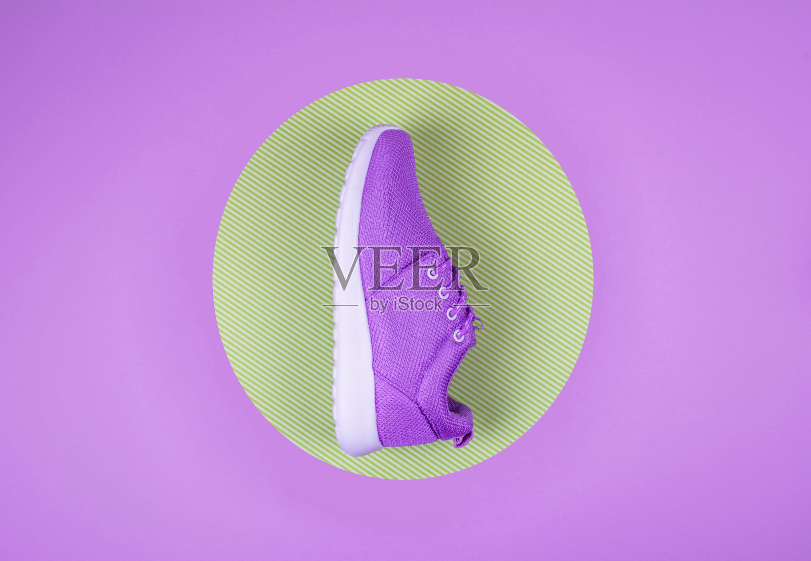 淡紫色的运动鞋在一个多颜色柔和的表面。俯视图，时尚风格。照片摄影图片