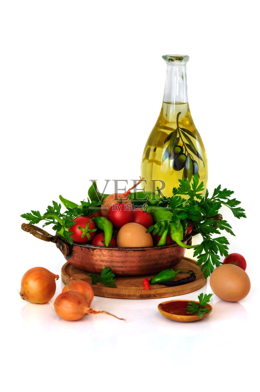 特写的生活与混合蔬菜在煎锅，鸡蛋和橄榄油孤立在白色背景照片摄影图片