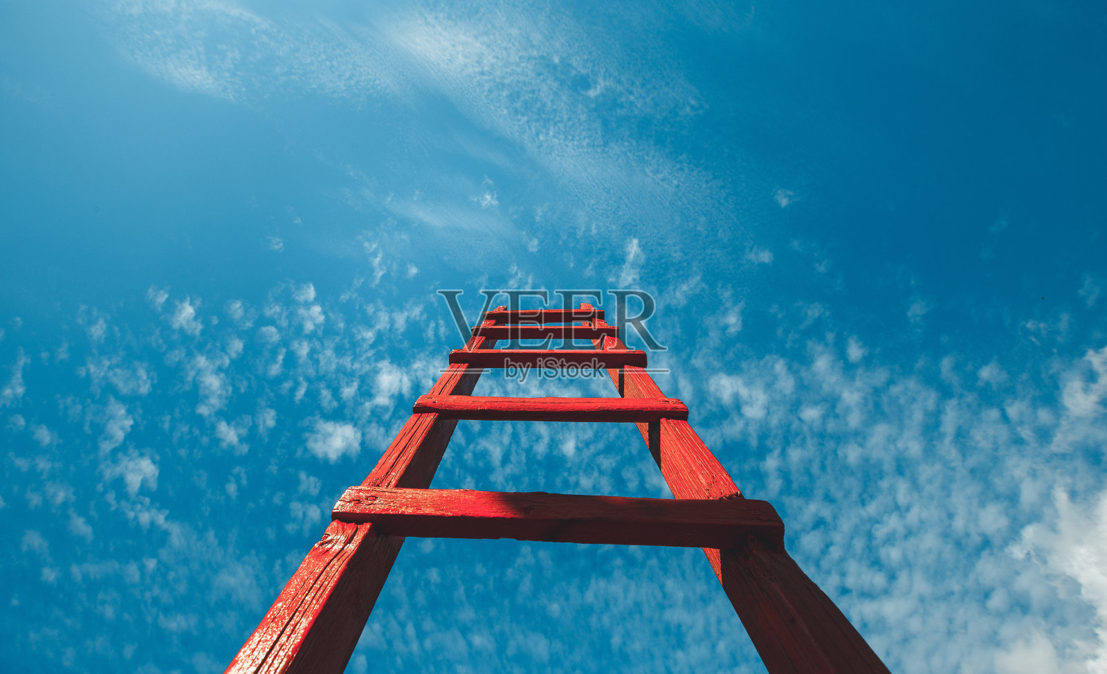 红色楼梯倚着蓝天，前视图。发展动机、职业成长理念照片摄影图片