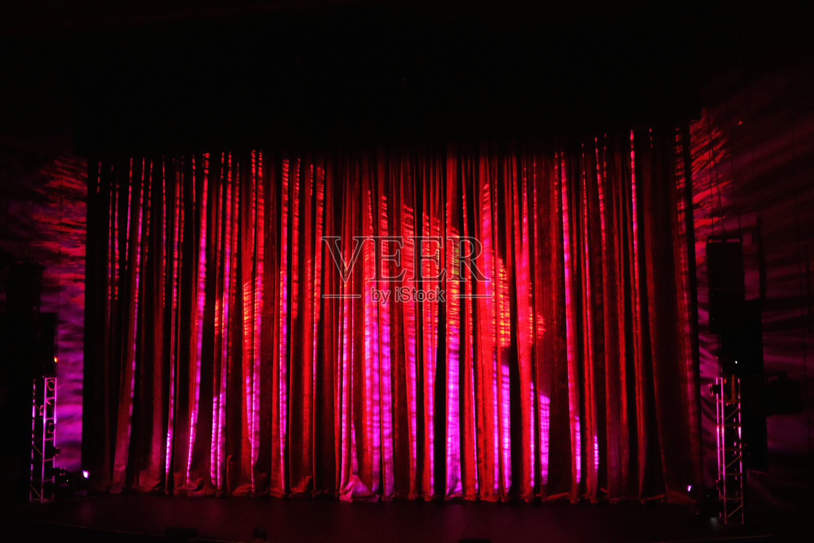 紧闭的舞台幕布以明亮的灯光作为背景照片摄影图片