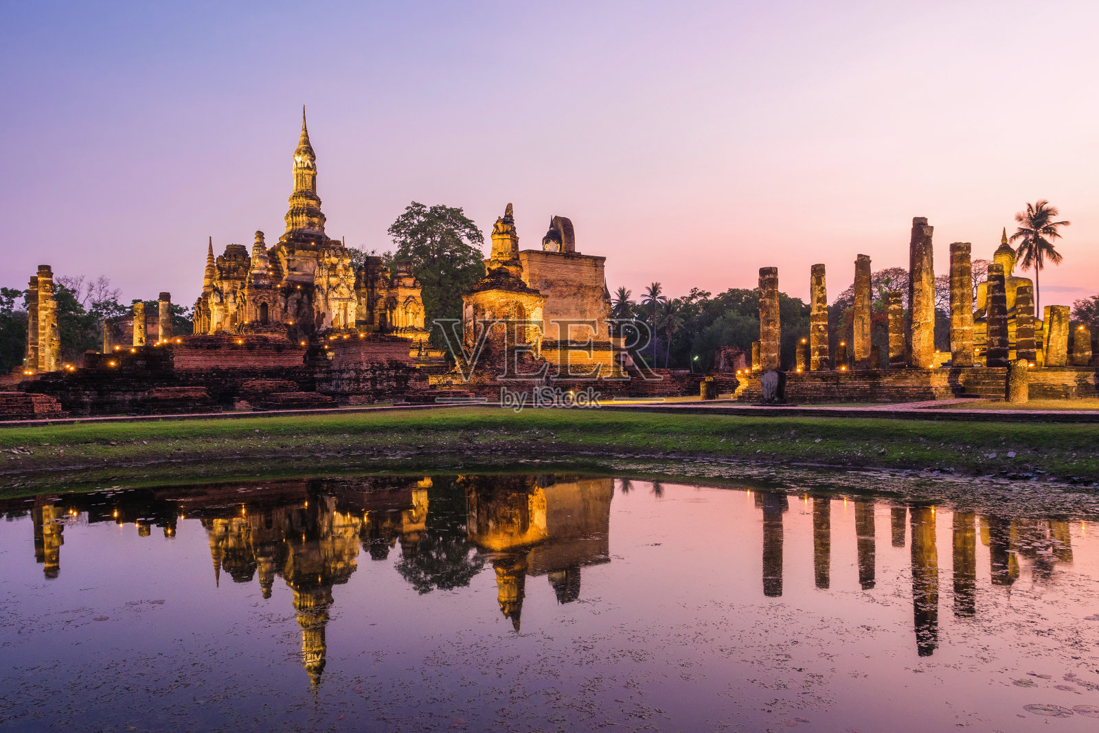素可泰历史公园，泰国，日落时的马哈塔寺照片摄影图片