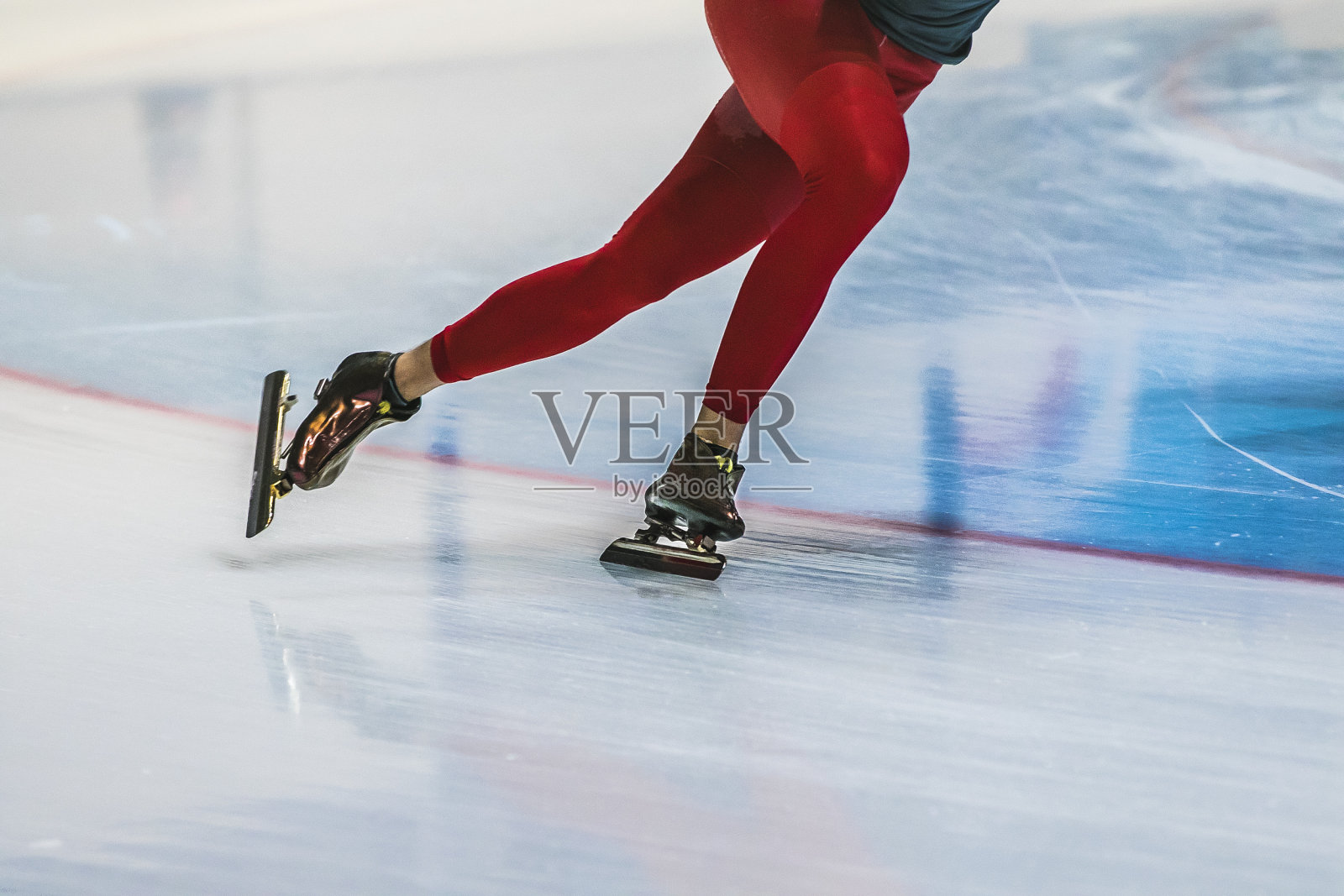 近距离的脚女孩溜冰骑在冰上照片摄影图片
