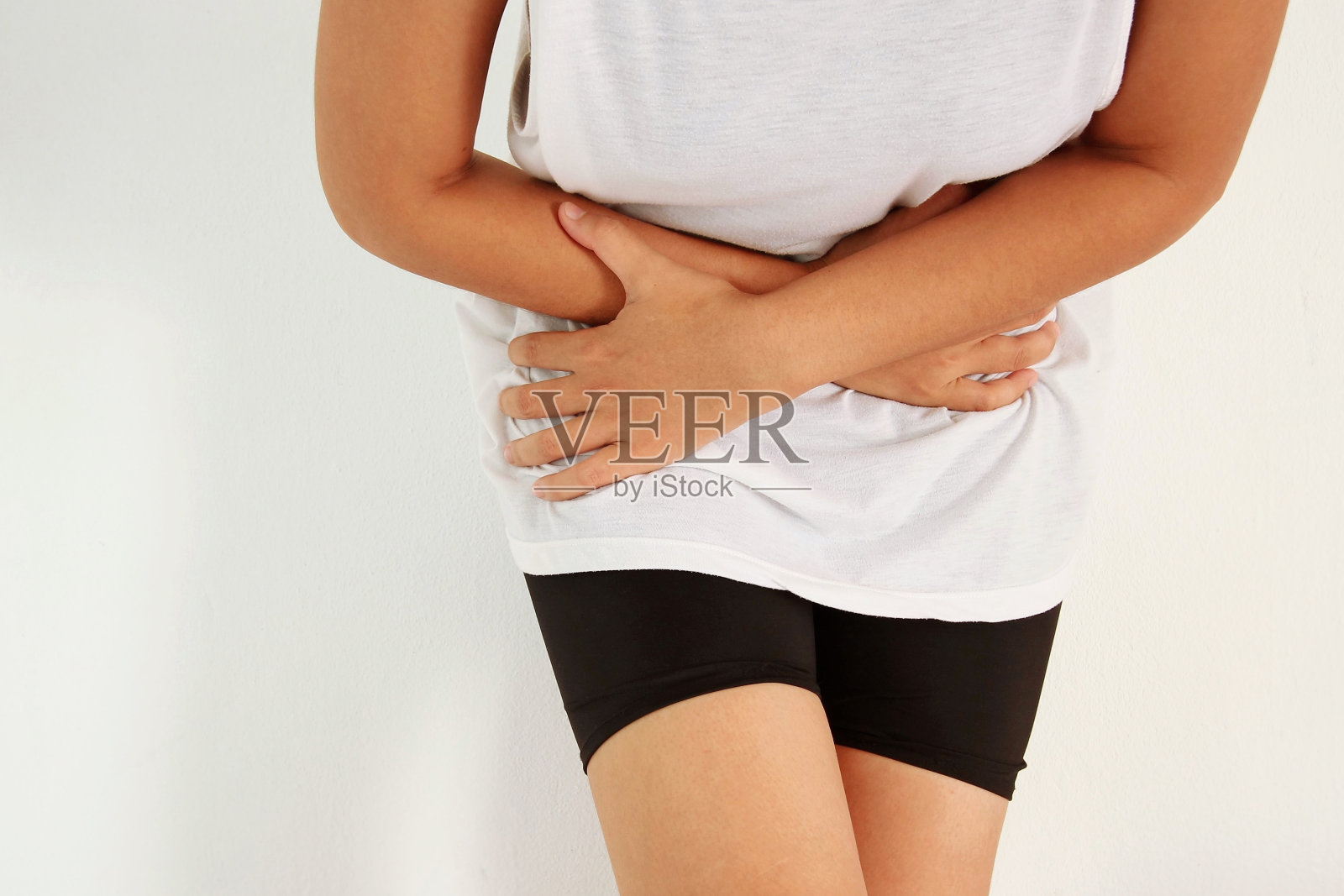 女性胃痛是因为胃炎或月经来潮照片摄影图片