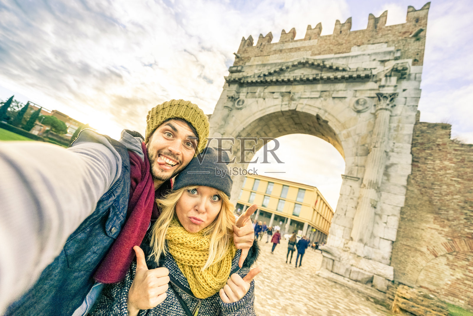 快乐的潮人夫妇自拍在欧洲城市旅行的冬季衣服-有趣的概念与另类时尚世界旅行者-英俊的男友与白人女友-温暖的下午滤镜照片摄影图片