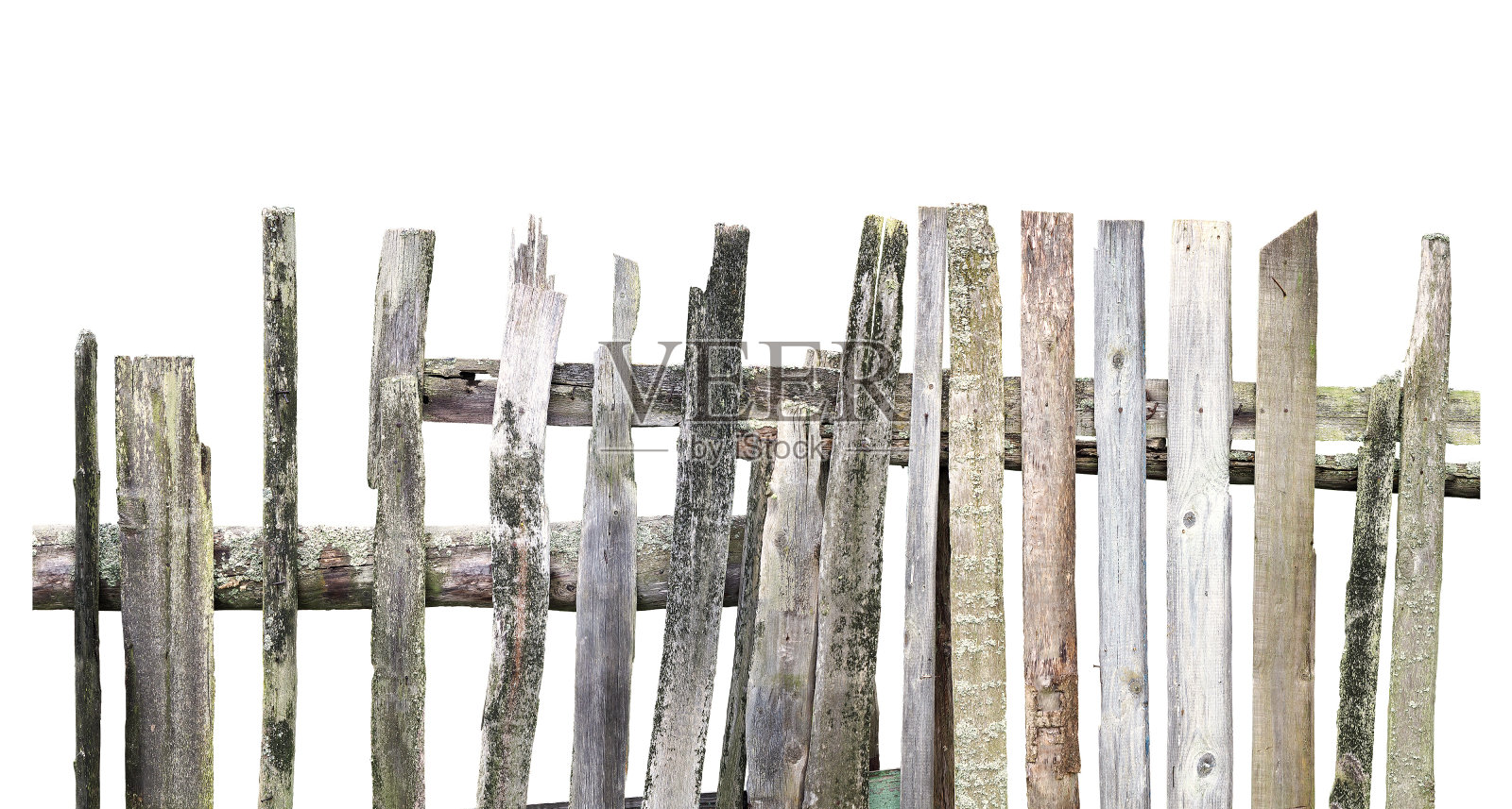 全景的老木栅栏不同的板隔离在白色的背景。破碎的栅栏照片摄影图片