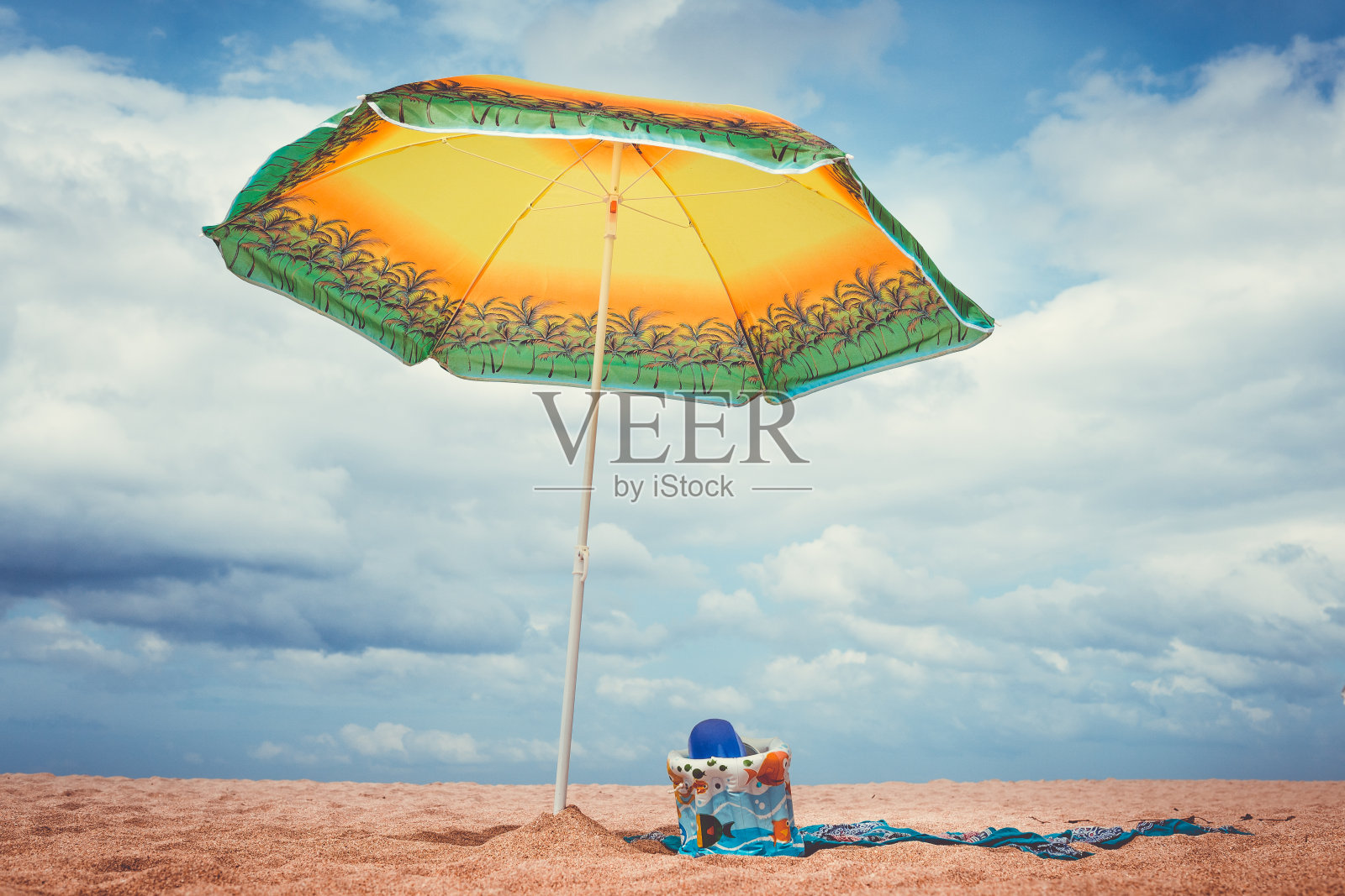 热带海滩上的遮阳伞照片摄影图片