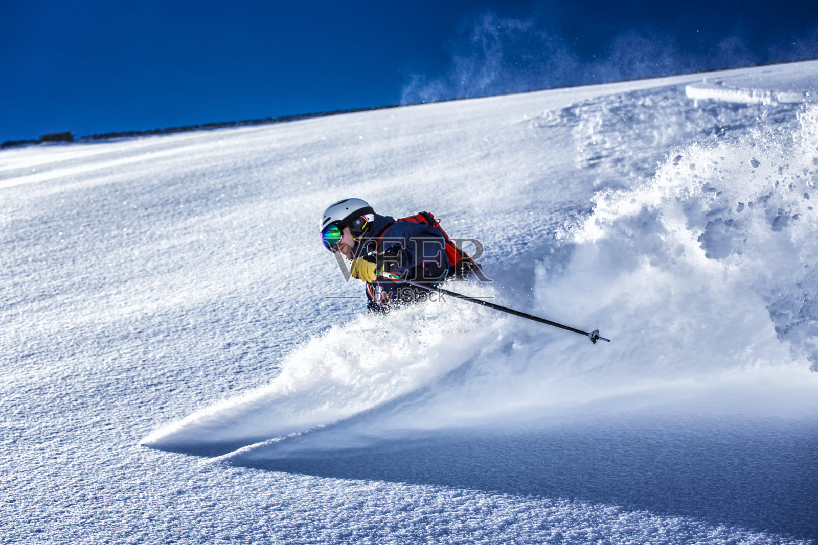 极速滑雪者在粉末雪中照片摄影图片