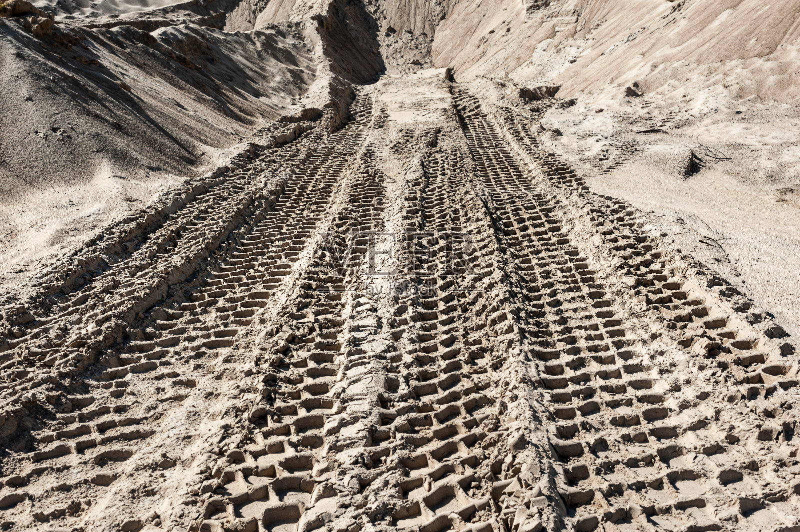砂砾坑里的土工轮胎印照片摄影图片