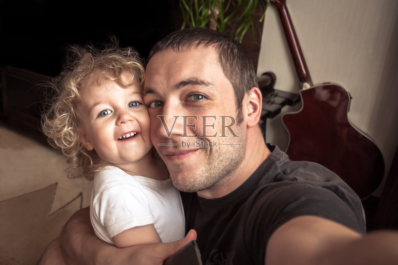 快乐的父亲拥抱女儿，拍摄家庭自拍照片摄影图片