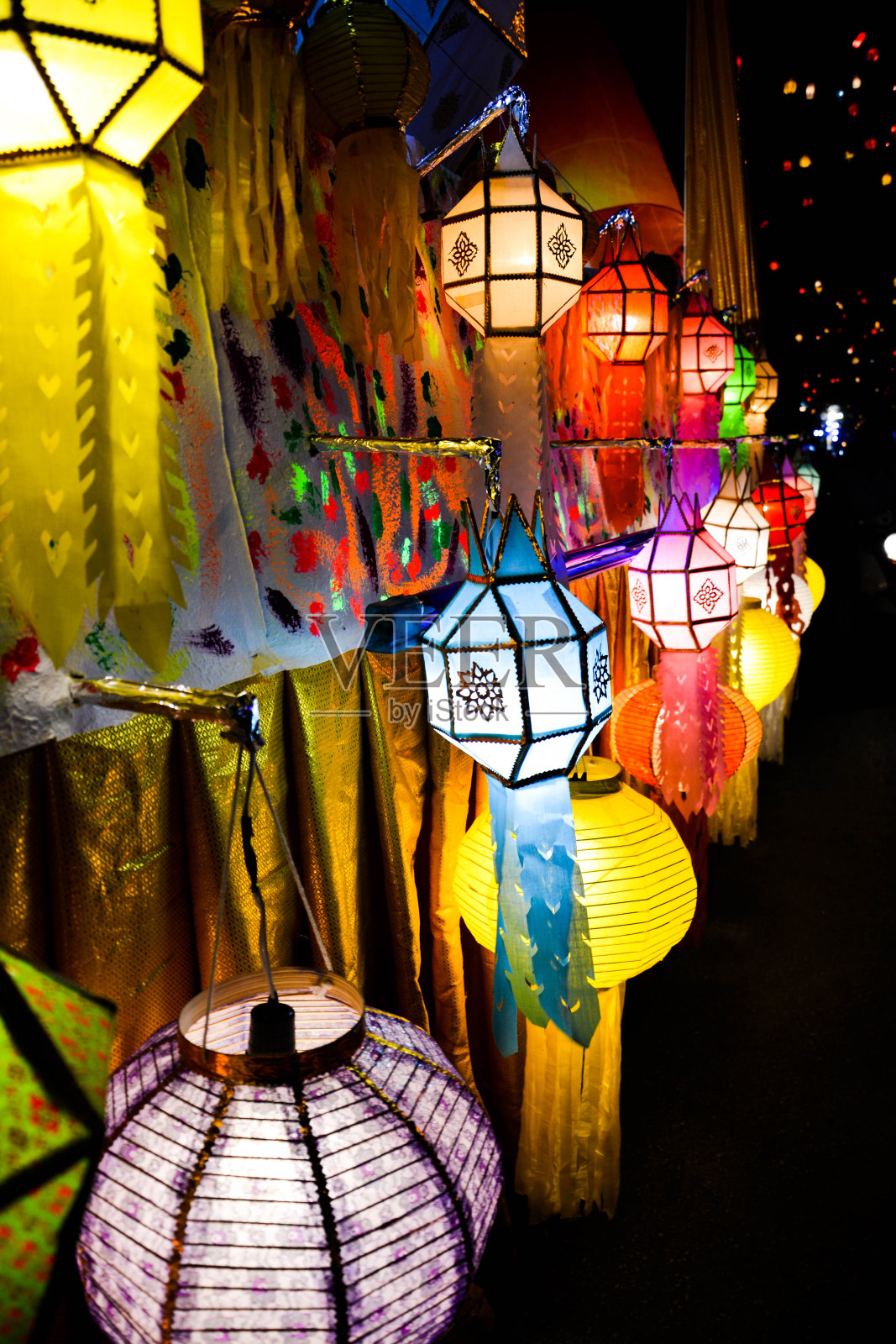 泰国北部的元宵节夜和灯照片摄影图片