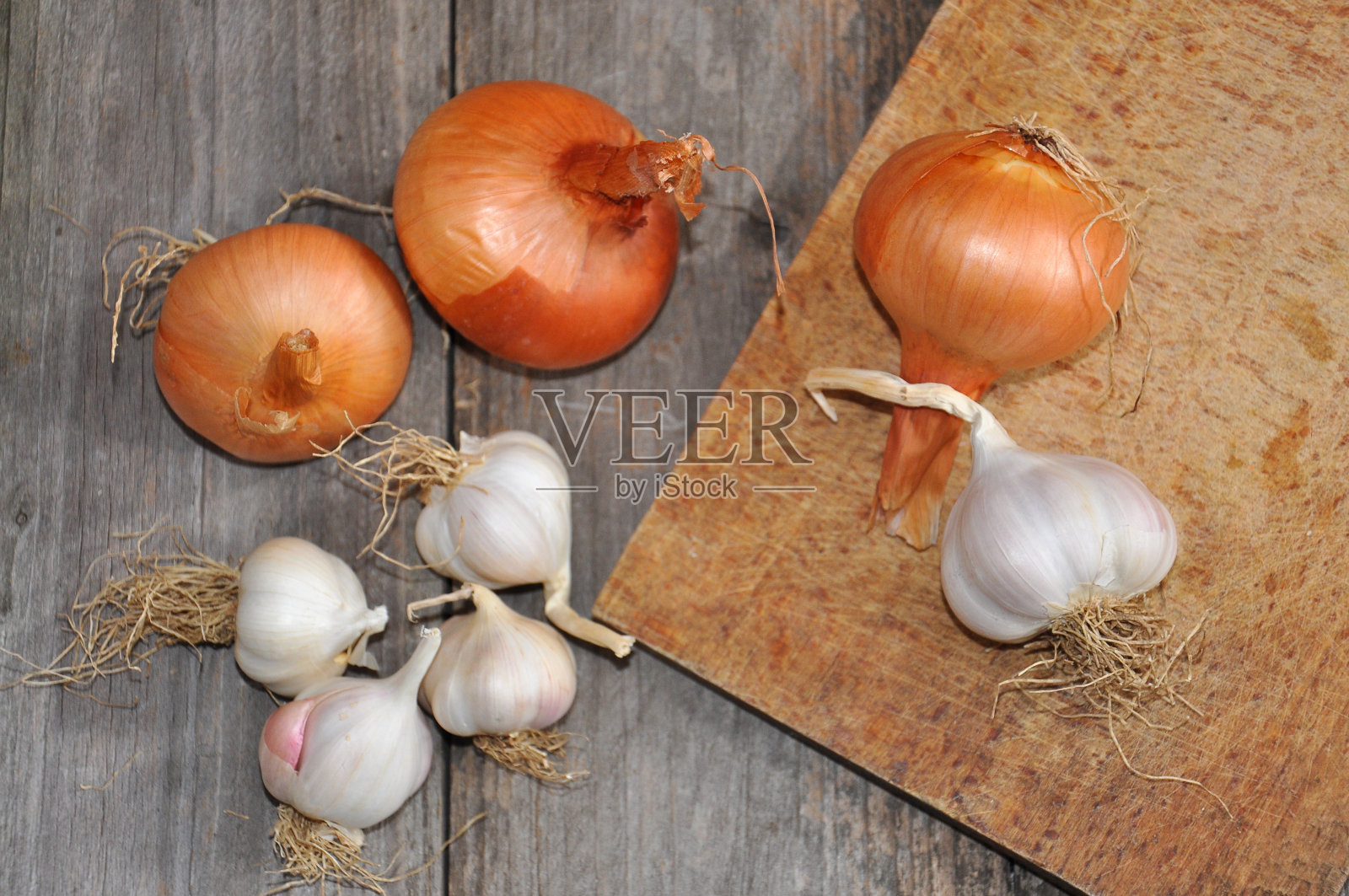 大蒜和洋葱蔬菜的木制背景。照片摄影图片