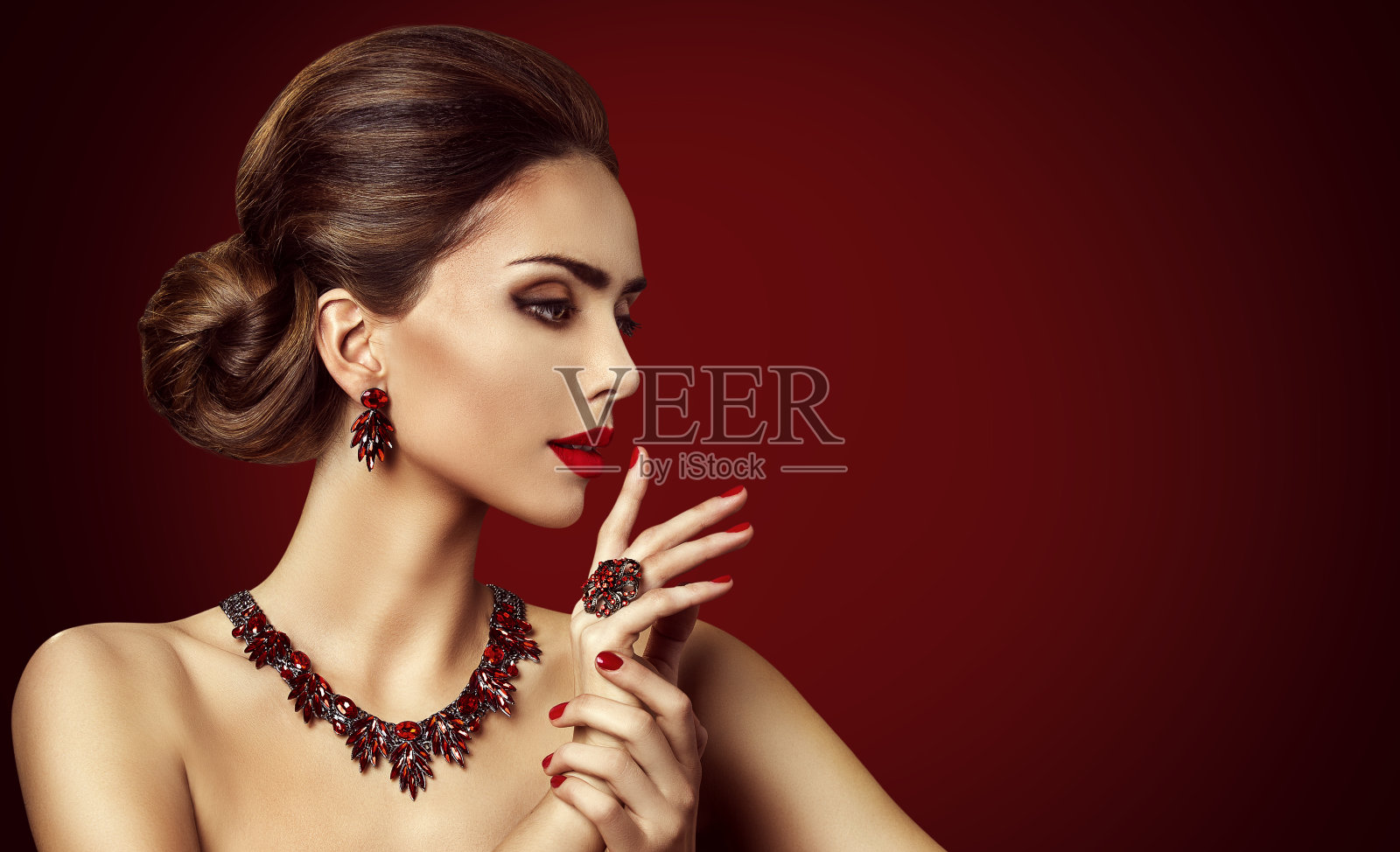 时尚模特红石珠宝，女人复古化妆和红色宝石戒指照片摄影图片