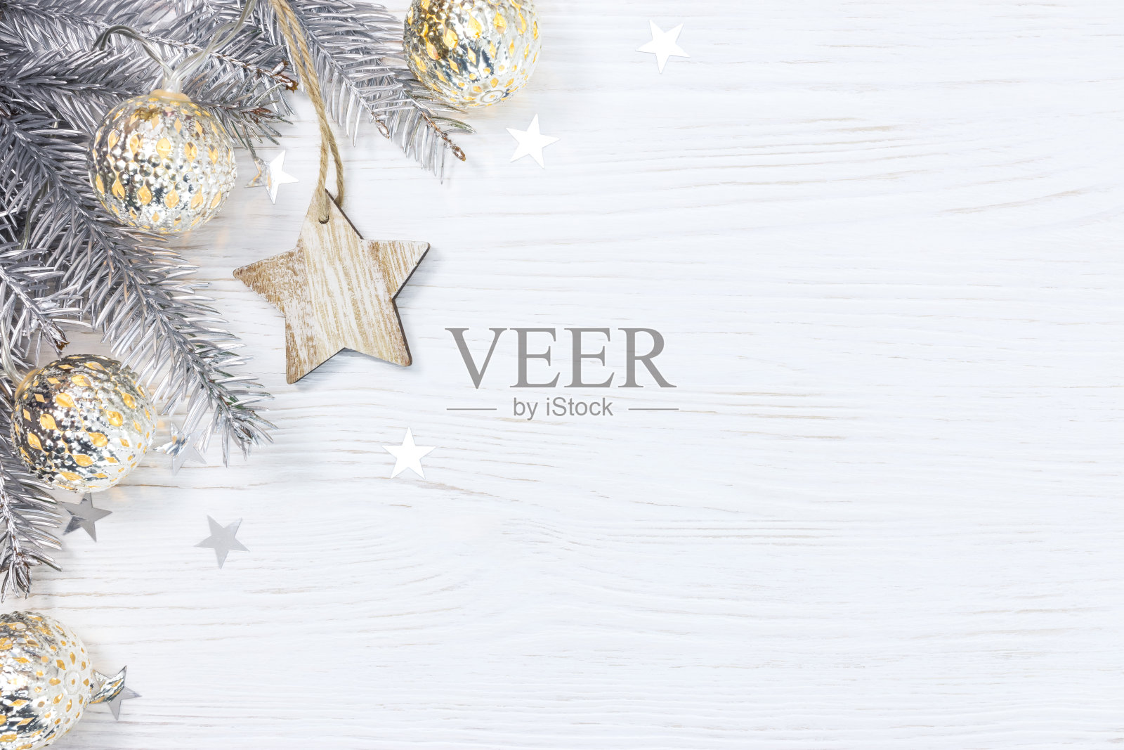 木制的星星和圣诞树的树枝装饰发光的花环在白色的背景插画图片素材