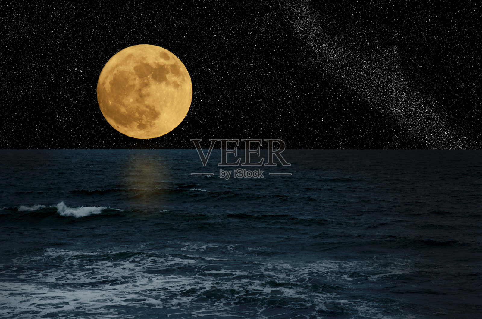 来自海上的满月照片摄影图片