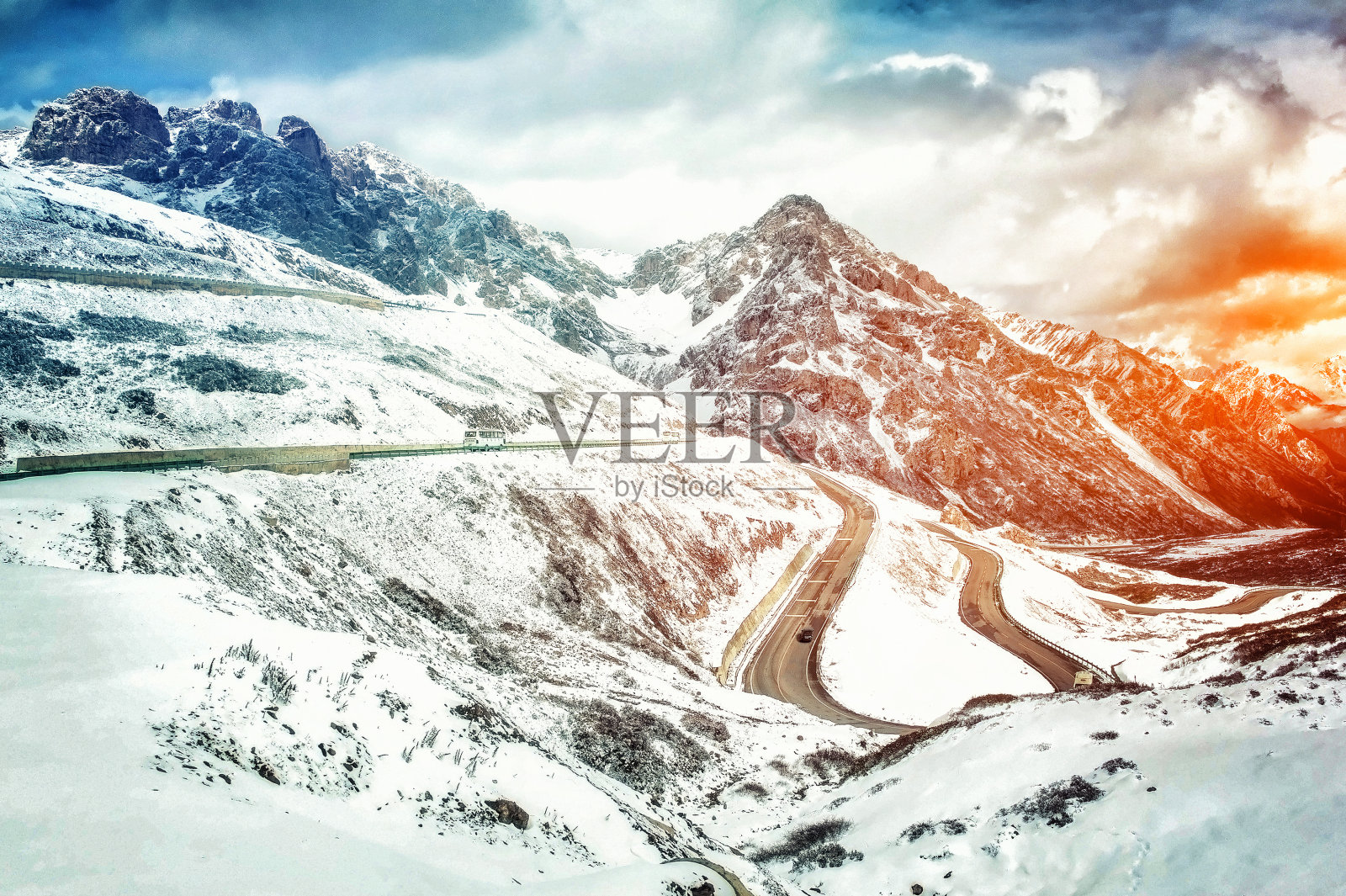 冬天蜿蜒的山路照片摄影图片