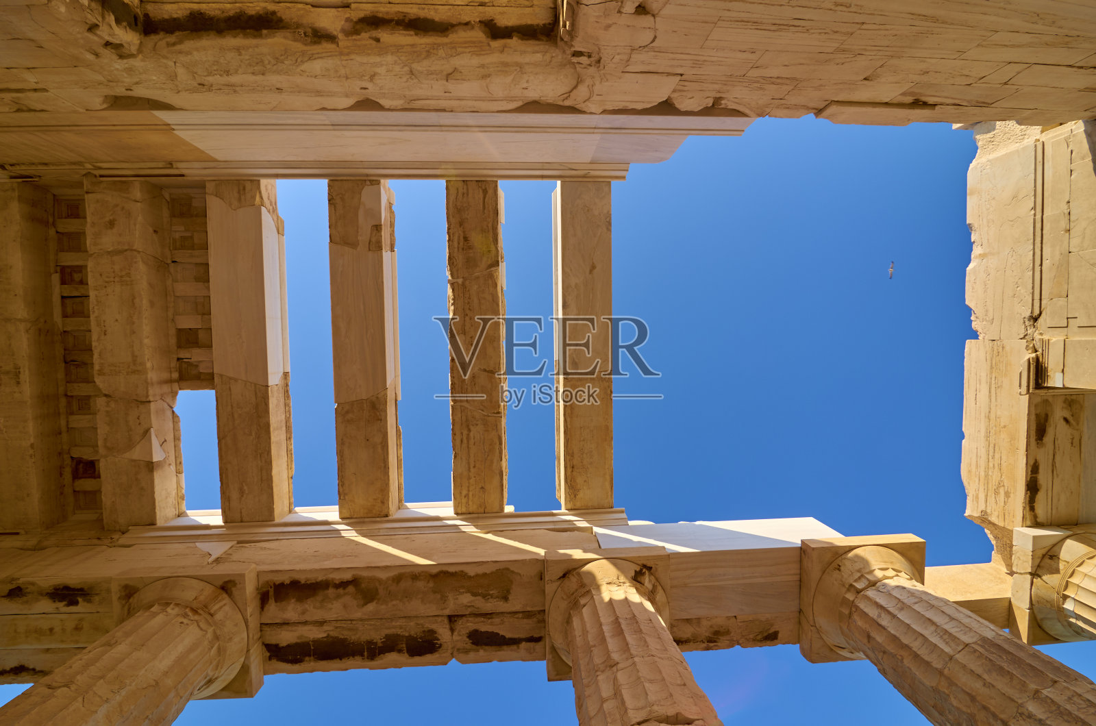 希腊雅典卫城柱下。照片摄影图片