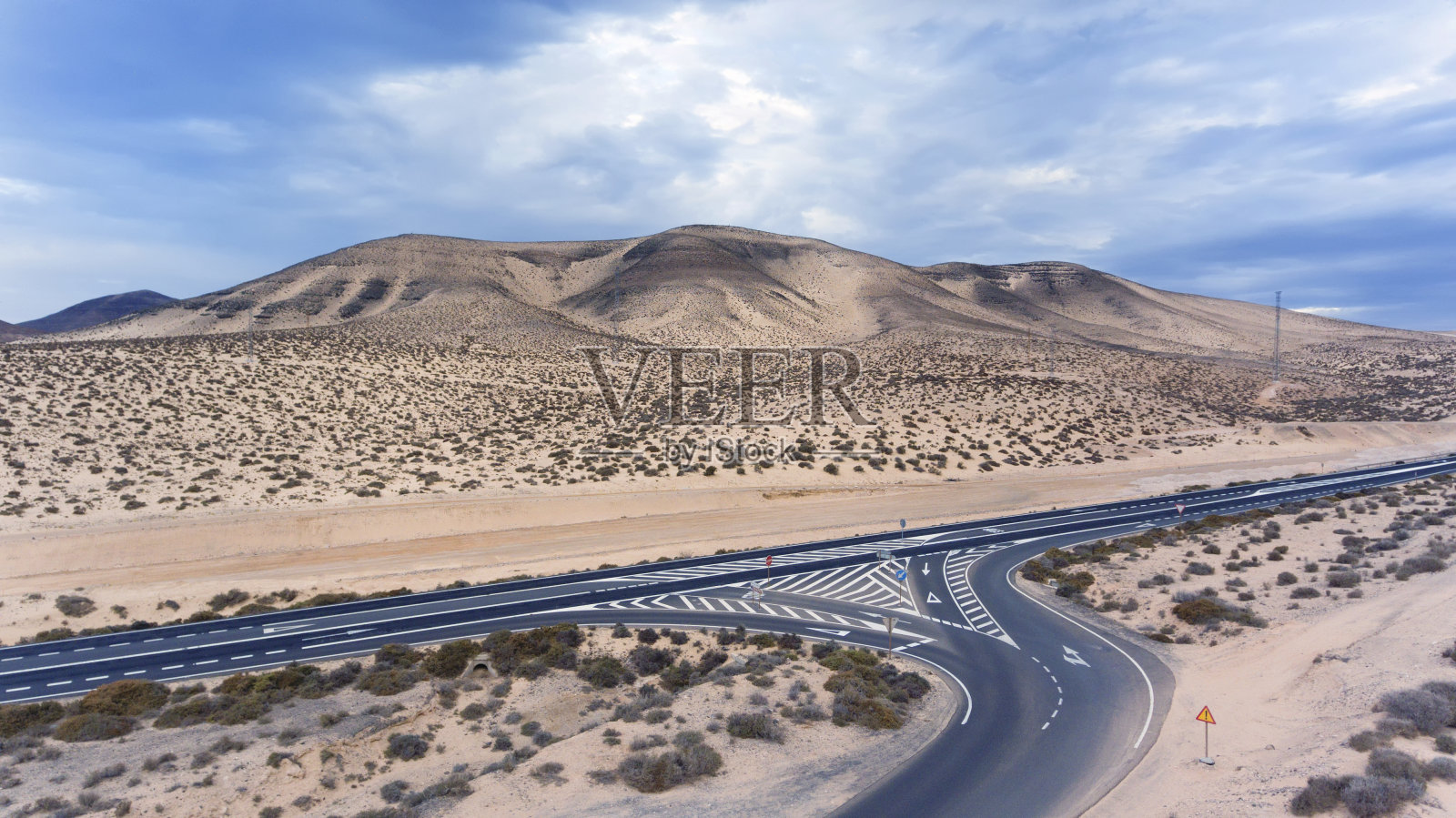 在加那利群岛富埃特文图拉干旱贫瘠山区连接公路的沙漠公路鸟瞰图，西班牙。照片摄影图片