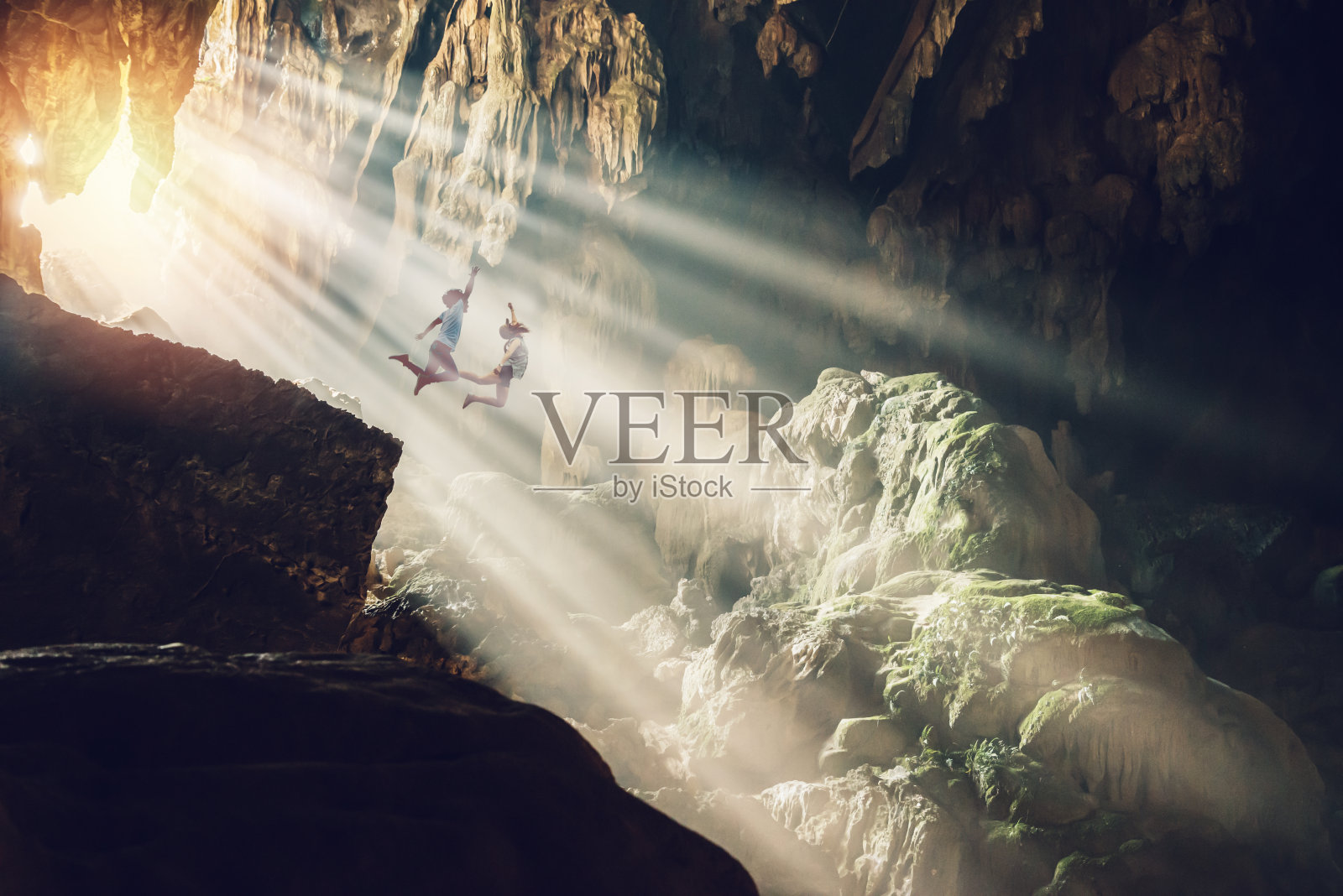 情人女人和男人亚洲人旅游放松假期。跳崖洞内的石笋洞在亚洲，老挝照片摄影图片