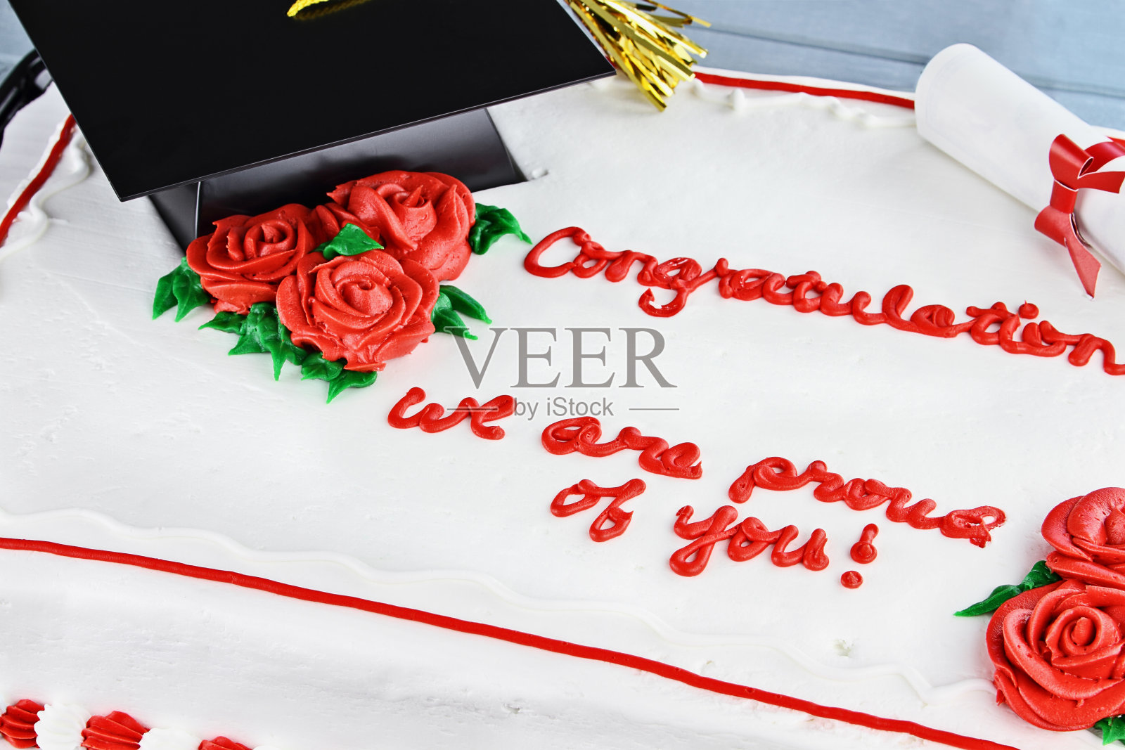 带学校帽和流苏的毕业蛋糕照片摄影图片