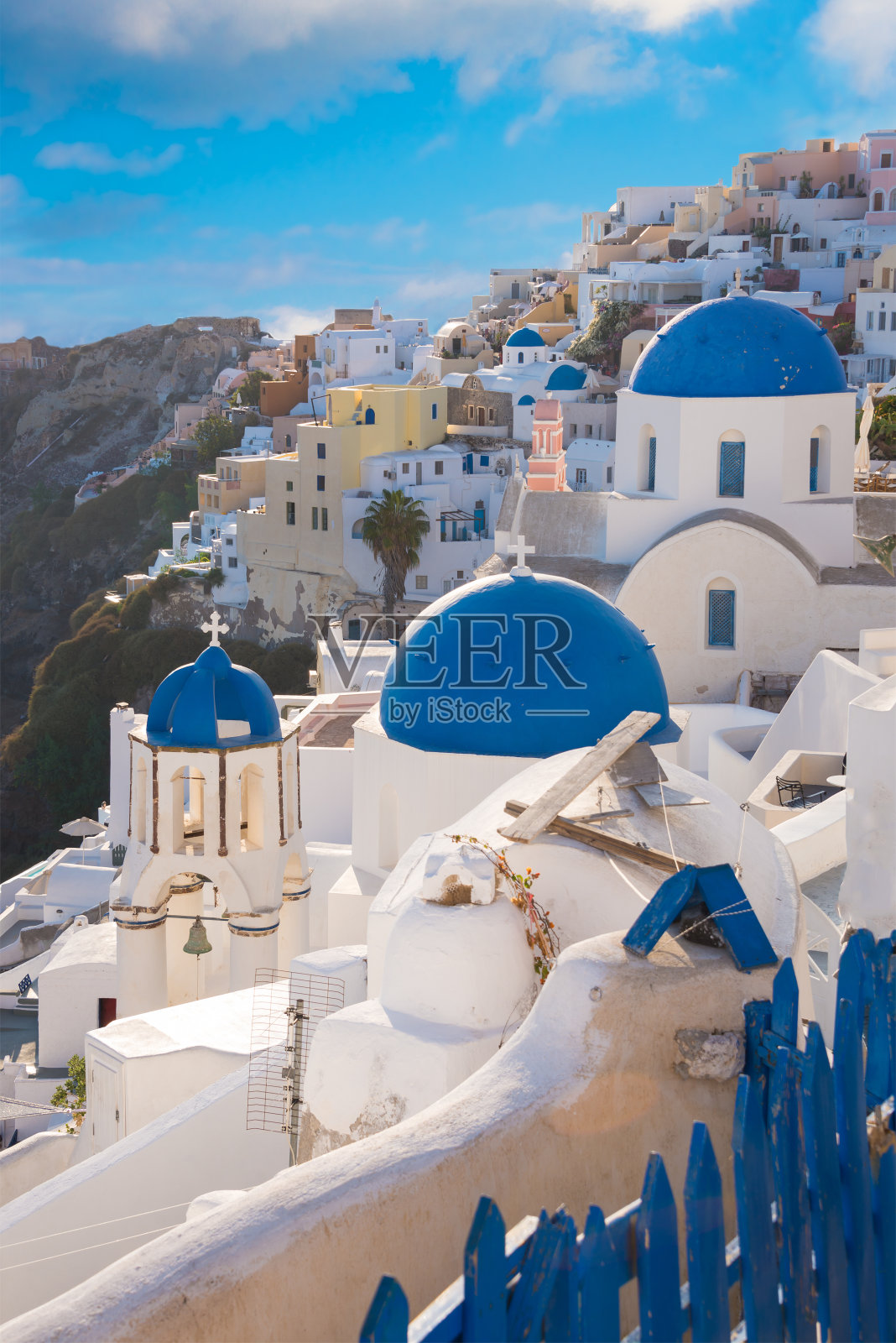 希腊圣托里尼岛的蓝色穹顶照片摄影图片