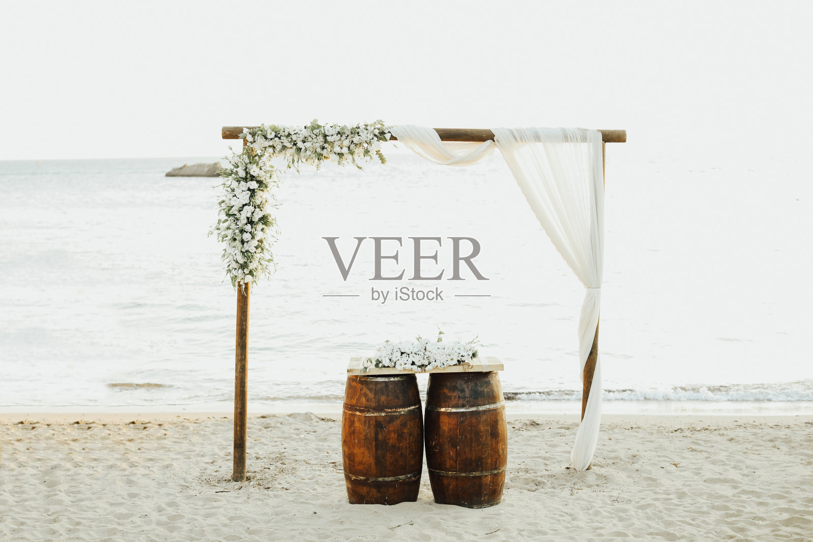 海滩上美丽的婚礼拱门照片摄影图片