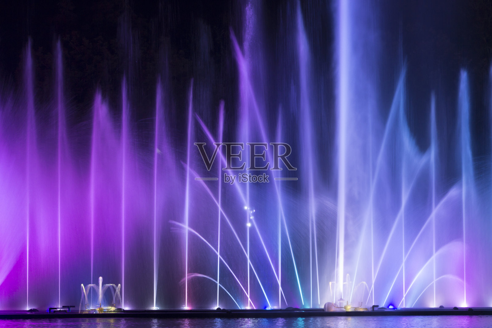 文尼西亚市是罗申工厂附近的一个海滨城市，在晚上，喷泉为城市的居民和客人展示激光秀照片摄影图片