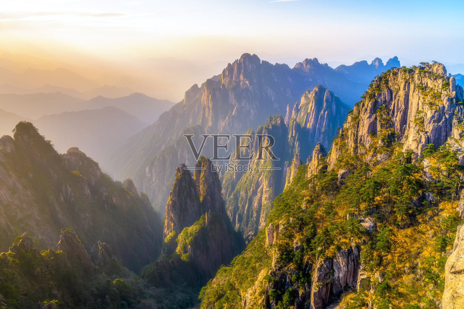 中国美丽的黄山晨曦和远处的背景照片摄影图片
