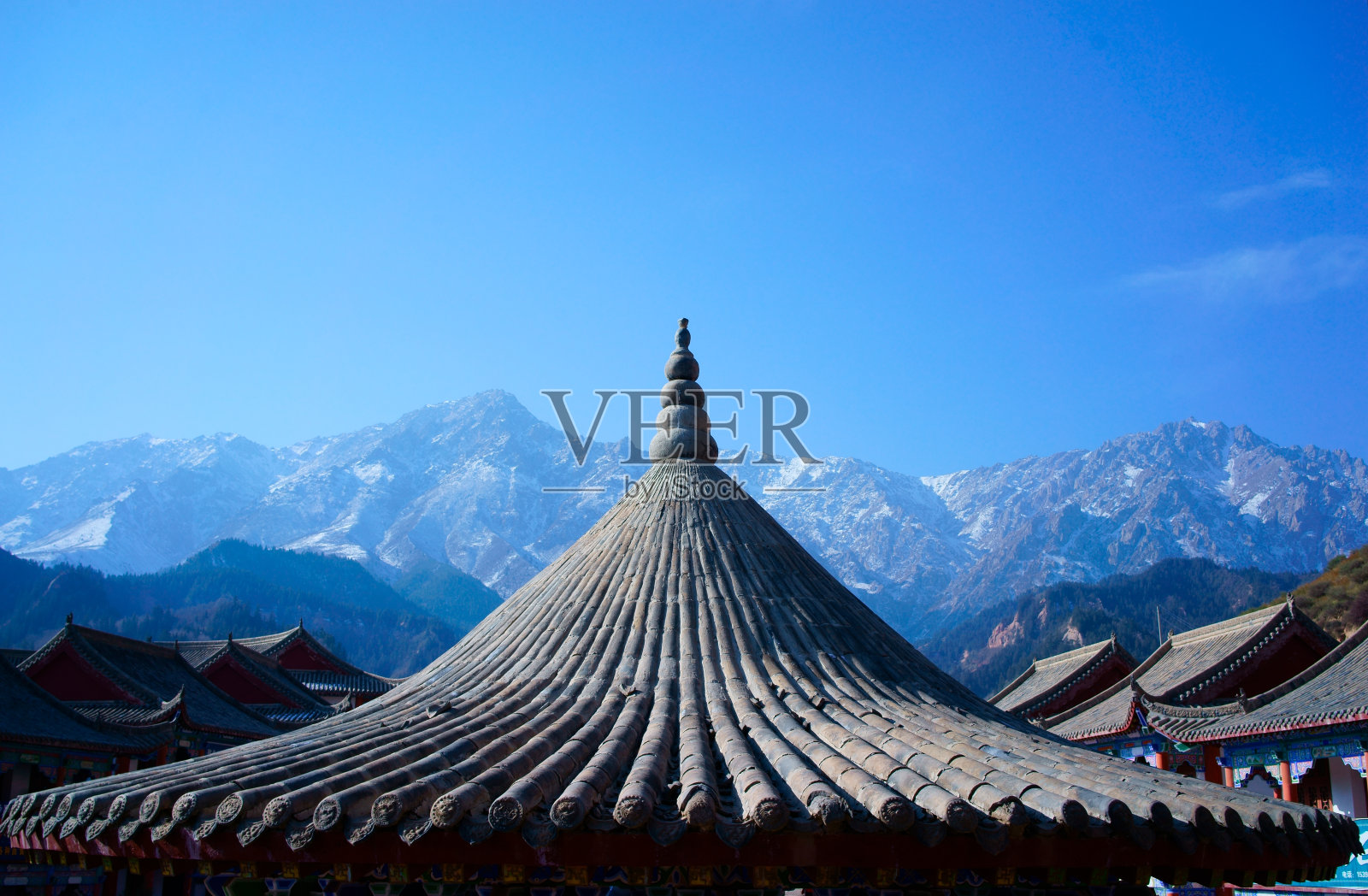 中国建筑屋顶是瓦片，背景是山。照片摄影图片