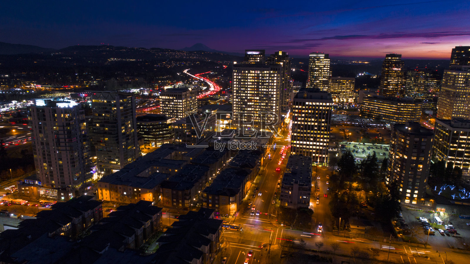 贝尔维尤华盛顿鸟瞰图夜间城市天际线雷尼尔山背景照片摄影图片