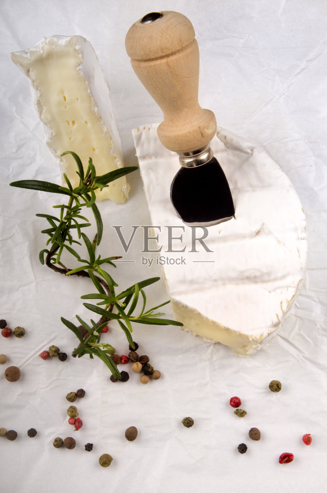 卡芒贝尔奶酪刀和花椒照片摄影图片